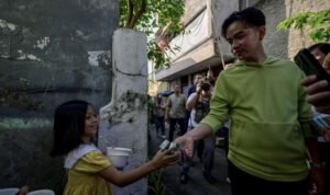 Momen Gibran 'Sita' Minuman Plastik Anak Kecil saat Blusukan