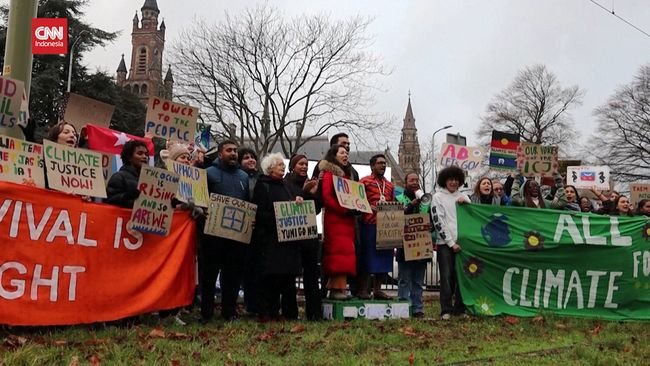 Aktivis Demo di ICJ, Tuntut Perangi Perubahan Iklim