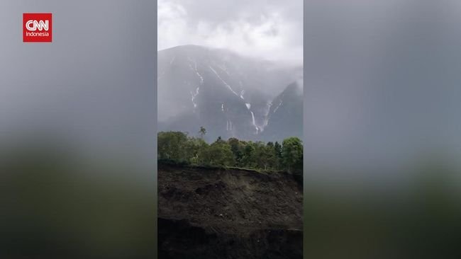 Penampakan Air Terjun Tiba-tiba Dadakan di Gunung Agung Bali