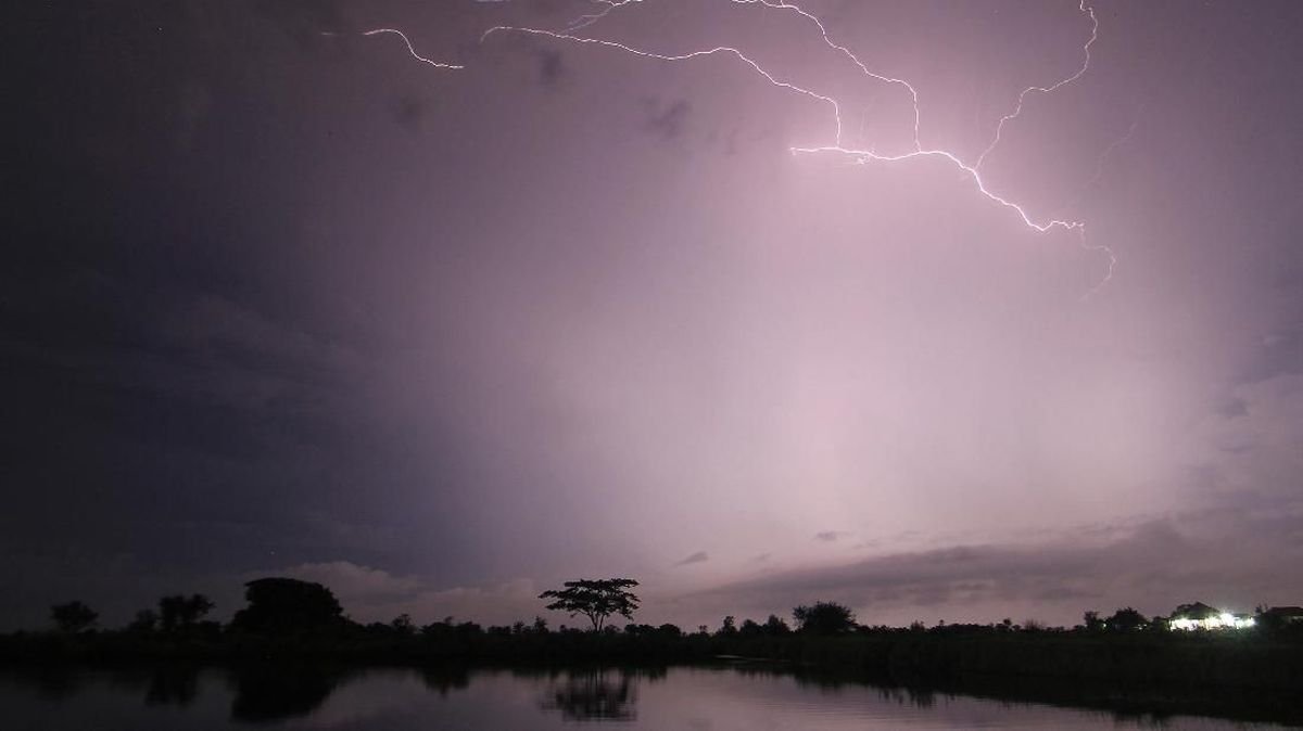 Cuaca Ekstrem Berpotensi Landa Jatim saat Malam Pergantian Tahun