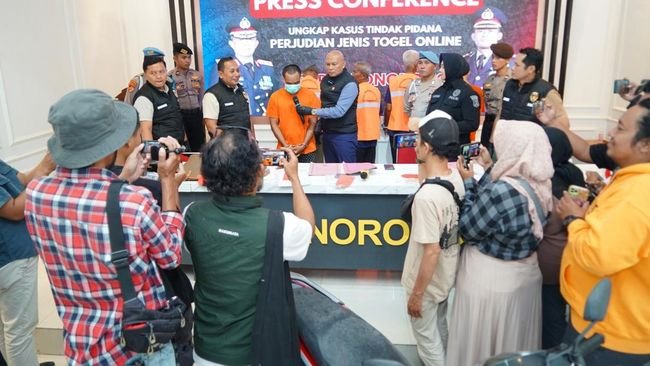 Tiga Lansia Ditangkap Polres Ponorogo karena Main Judi Online