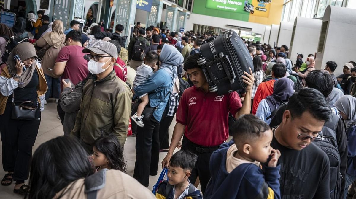 Arus Mudik Nataru, Stasiun Pasar Senen Mulai Dipadati Penumpang