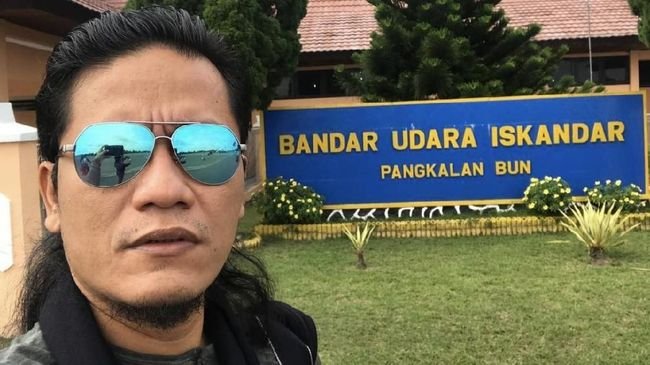 Ramai Sopir Truk Robek Stiker Wajah Miftah Usai Menghina Penjual Es