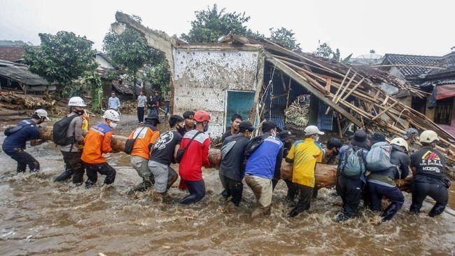 Tim SAR Evakuasi 24 Korban Banjir di Sukabumi