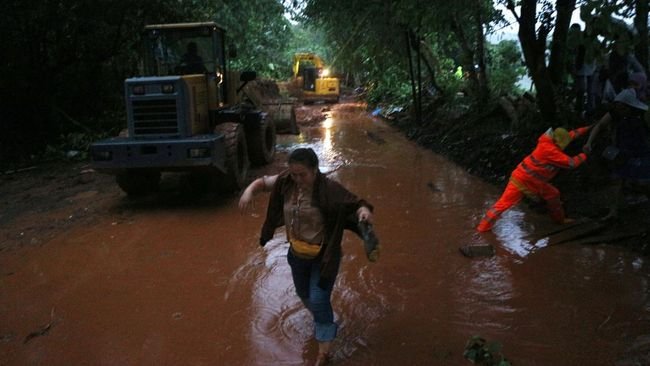 Banjir Bandang Putus Jalur Provinsi Trenggalek-Ponorogo-Pacitan