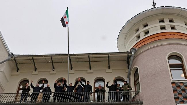 Bendera Bintang Tiga Berkibar di Kedutaan Suriah Moskow