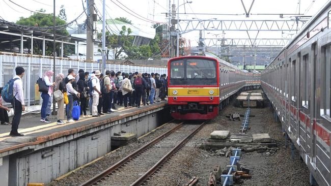 KAI Batalkan 19 Perjalanan KRL Jakarta Kota-Priok Imbas Banjir Rob