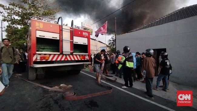 Kebakaran Kantor KPU Morowali, Petugas Sibuk Amankan Logistik Pilkada