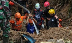 Longsor Kembali Tutup Jalan Nasional Bagbagan-Kiaradua Sukabumi