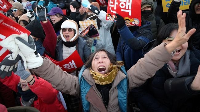 Pengunjuk Rasa Rayakan Pemakzulan Presiden Korsel Yoon Suk Yeol