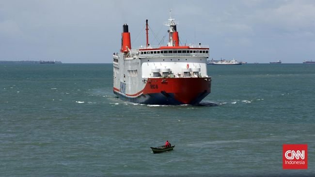 Cuaca Buruk, KMP Jagantara Kandas di Pulau Kandang Lunik Bakauheni