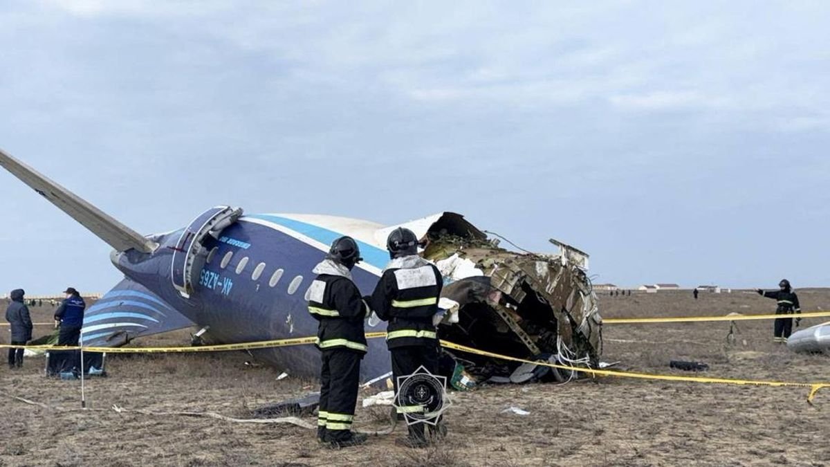 2 Dugaan Penyebab Pesawat Azerbaijan Airlines Jatuh di Kazakhstan