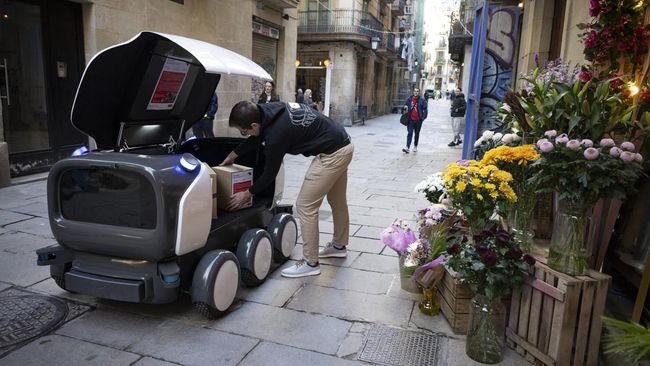 Aksi 'Ulat' Besi Pengantar Paket Warga Barcelona