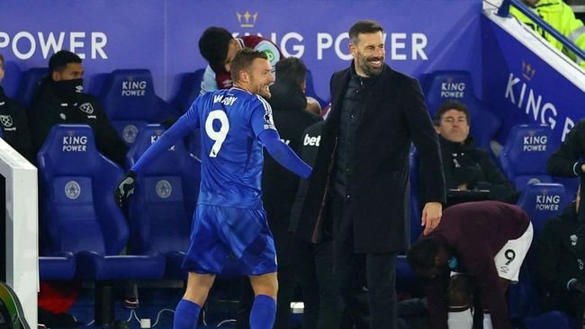 Van Nistelrooy Menang di Laga Debut Bersama Leicester