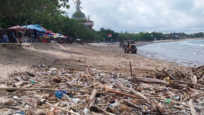 Sampah Kiriman Mulai Kotori Pantai Bali, Capai 200 Ton