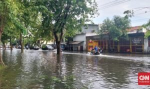 Surabaya Dikepung Banjir, 1 Balita Hilang Hanyut Terperosok Selokan