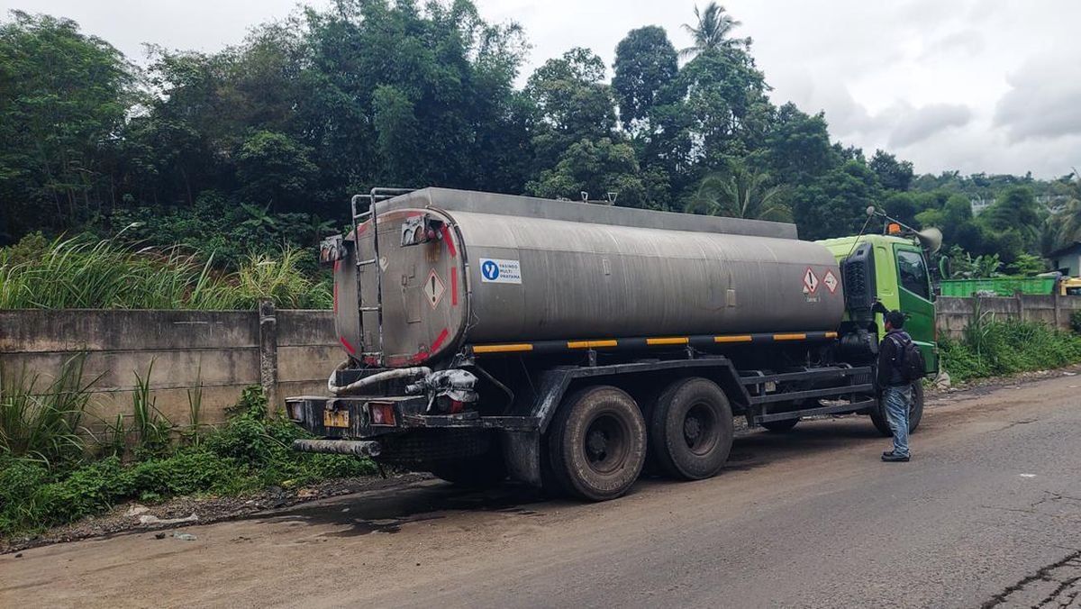 Truk Pembawa Cairan Kimia yang Tumpah ke Jalan Diamankan Polisi