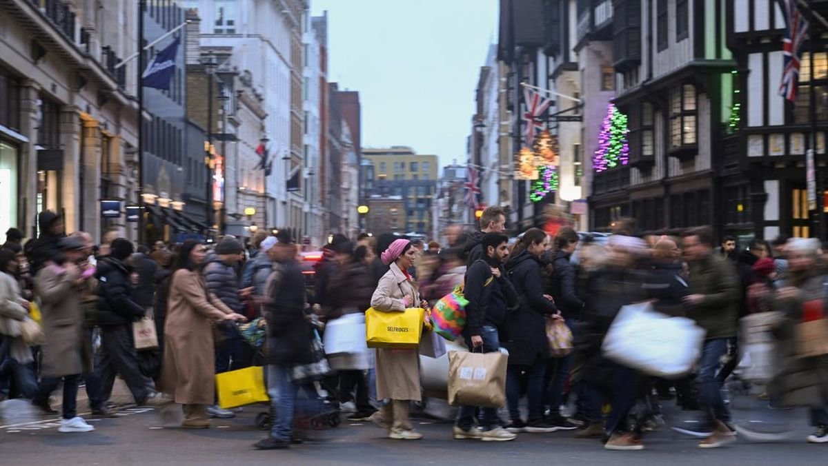 Warga London Berburu Barang Diskon di Momen Boxing Day