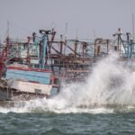 Waspada Gelombang Tinggi 4 Meter di Selatan Jawa