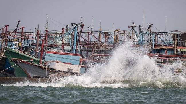 Waspada Gelombang Tinggi 4 Meter di Selatan Jawa