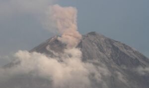 Daftar Gunung Api yang Erupsi di Indonesia pada 1 Januari 2025