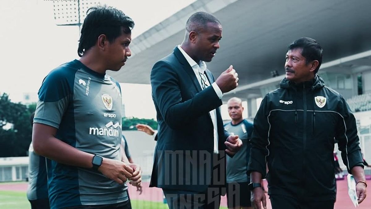 Pantau Timnas Indonesia U-20, Kluivert Diskusi dengan Indra Sjafri