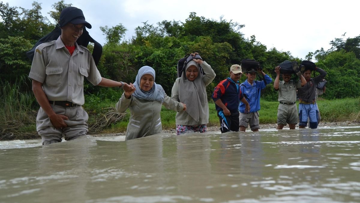 Viral Guru Tak Mengajar Sebulan, Mayor Teddy Kirim Tim ke SD di Nias