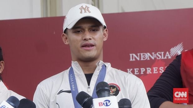 Atlet angkat besi peraih medali emas Olimpiade Paris 2024 Rizki Juniansyah di Istana Kepresidenan Jakarta, Kamis (15/8).