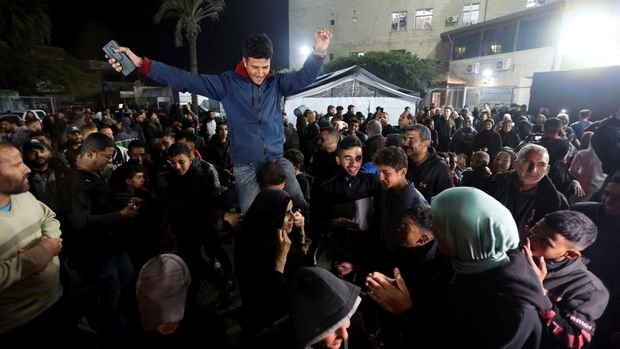 Palestinians react to news on a ceasefire deal with Israel, in Deir Al-Balah in the central Gaza Strip, January 15, 2025. REUTERS/Ramadan Abed