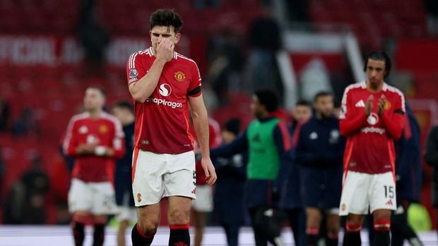 Soccer Football - Premier League - Manchester United v Brighton & Hove Albion - Old Trafford, Manchester, Britain - January 19, 2025 Manchester United's Harry Maguire looks dejected after the match REUTERS/Phil Noble EDITORIAL USE ONLY.