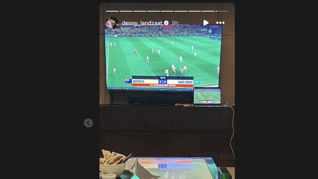 Instagram Denny Landzaat memantau pertandingan Timnas Indonesia melawan Australia.