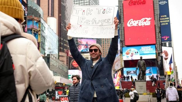 A social media influencer films a video for his new Xiaohongshu, also known as RedNote, after leaving TikTok, in Times Square in New York City, U.S., January 16, 2025.  REUTERS/Brendan McDermid            TPX IMAGES OF THE DAY