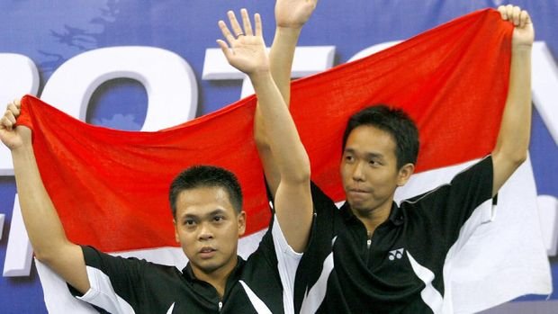 Indonesia's men's doubles pair of Markis Kido (L) and Hendra Setiawan acknowledge the crowd on the winners' podium after defeating South Korea's Jung Jae-Sung and Lee Yong-Dae in their final at the World Badminton Championships in Kuala Lumpur, 19 August 2007. The Indonesian pair won 21-19, 21-19.    AFP PHOTO/TENGKU BAHAR (Photo by TENGKU BAHAR / AFP)