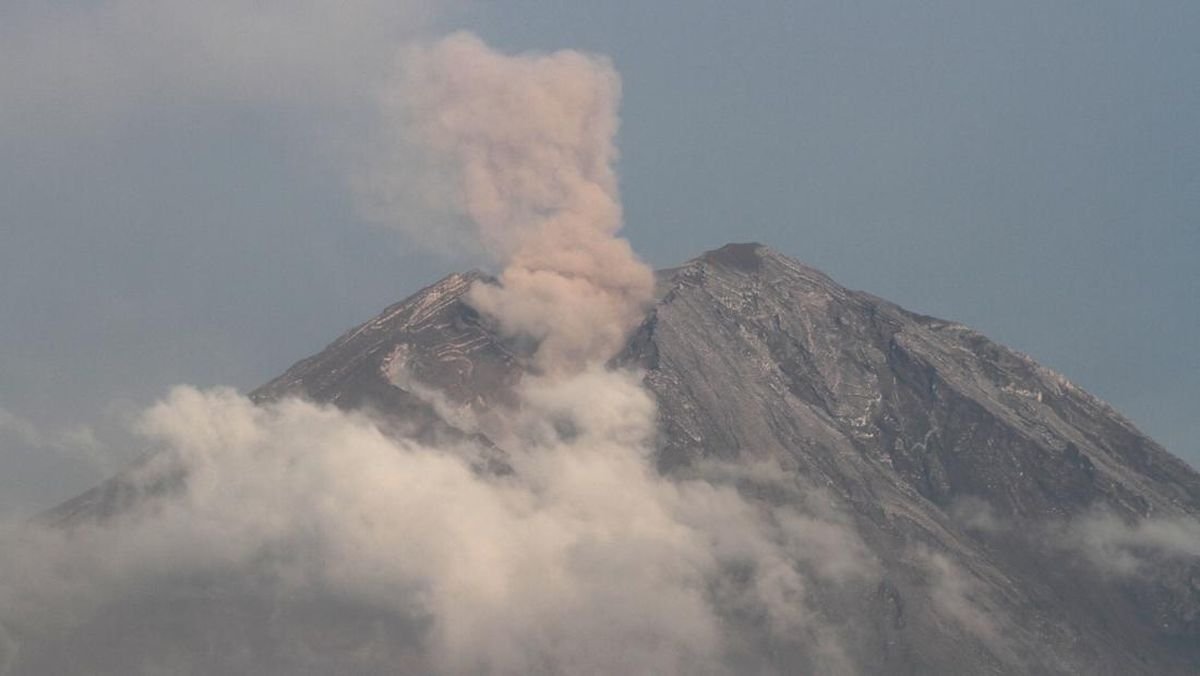 Gunung Semeru Erupsi 10 Kali di Awal Tahun 2025