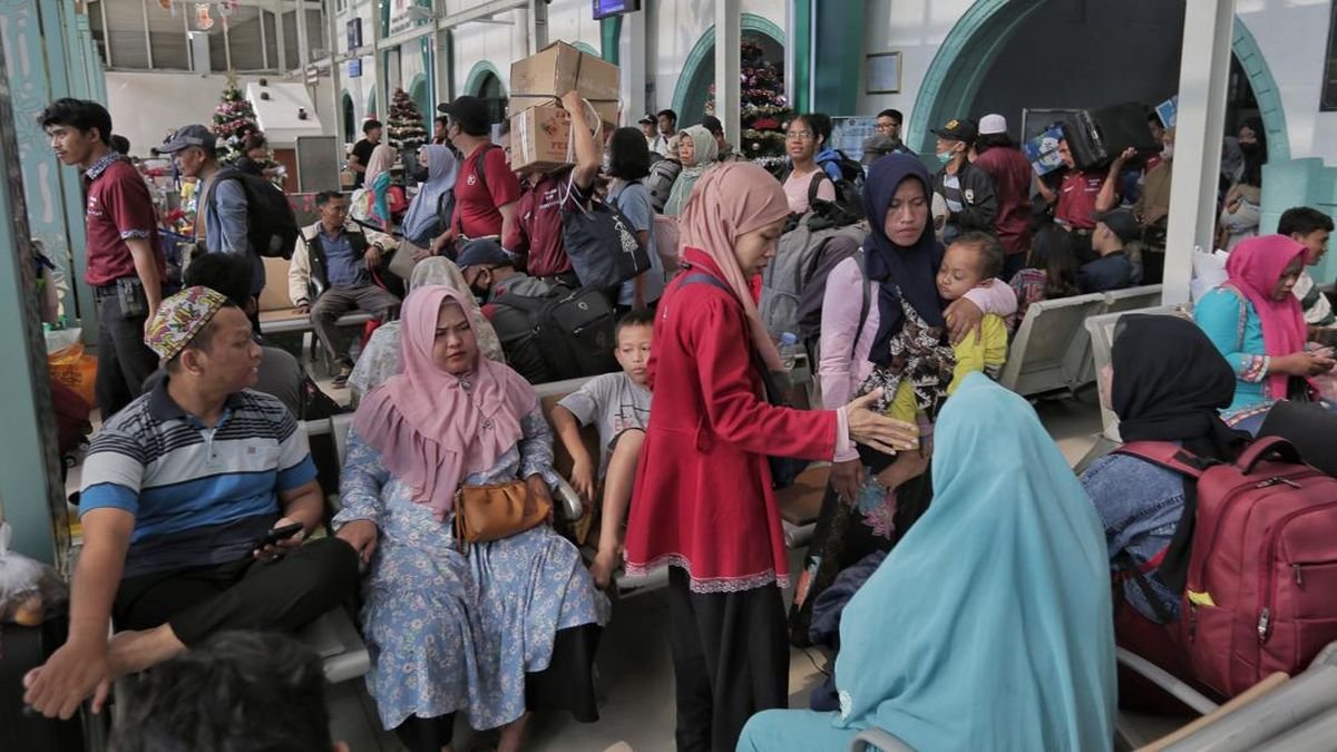 Antusias Masyarakat Pakai Kereta Plesiran di Libur Nataru