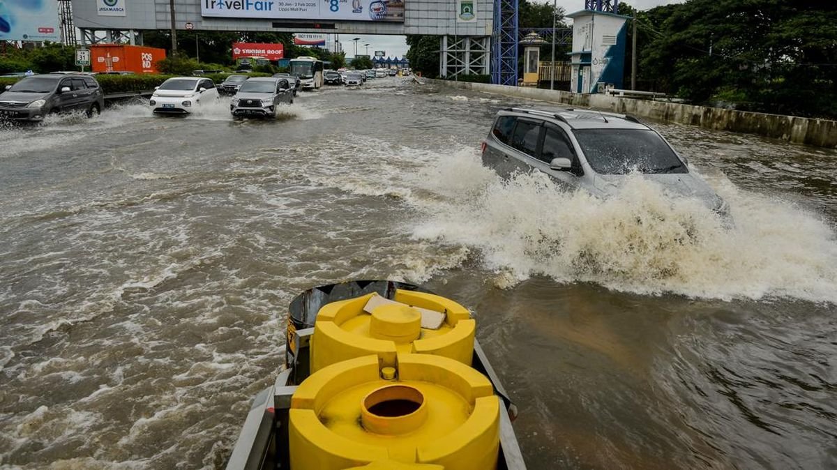 Curah Hujan Lampaui Kapasitas Saluran Air Jakarta