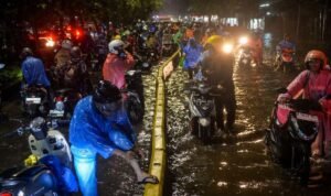 Wajah Ruas Jalan Jakarta Terendam Banjir Jelang Perayaan Imlek