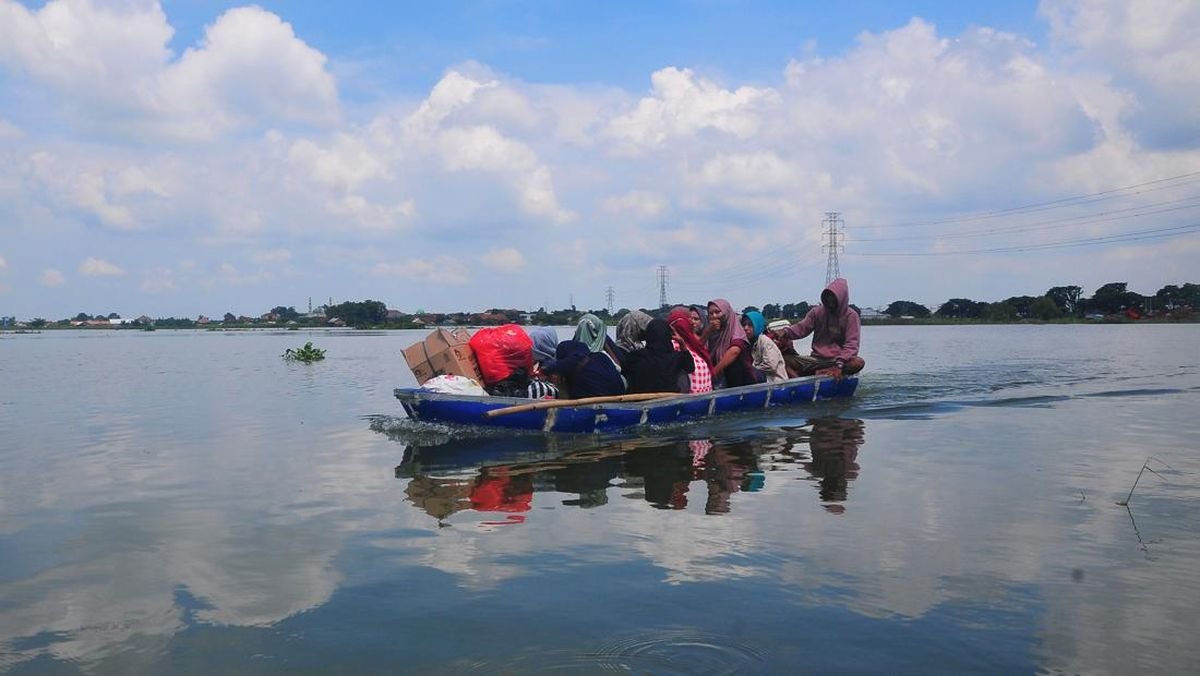 Warga Mengungsi Imbas Banjir Rendam Kabupaten Kudus