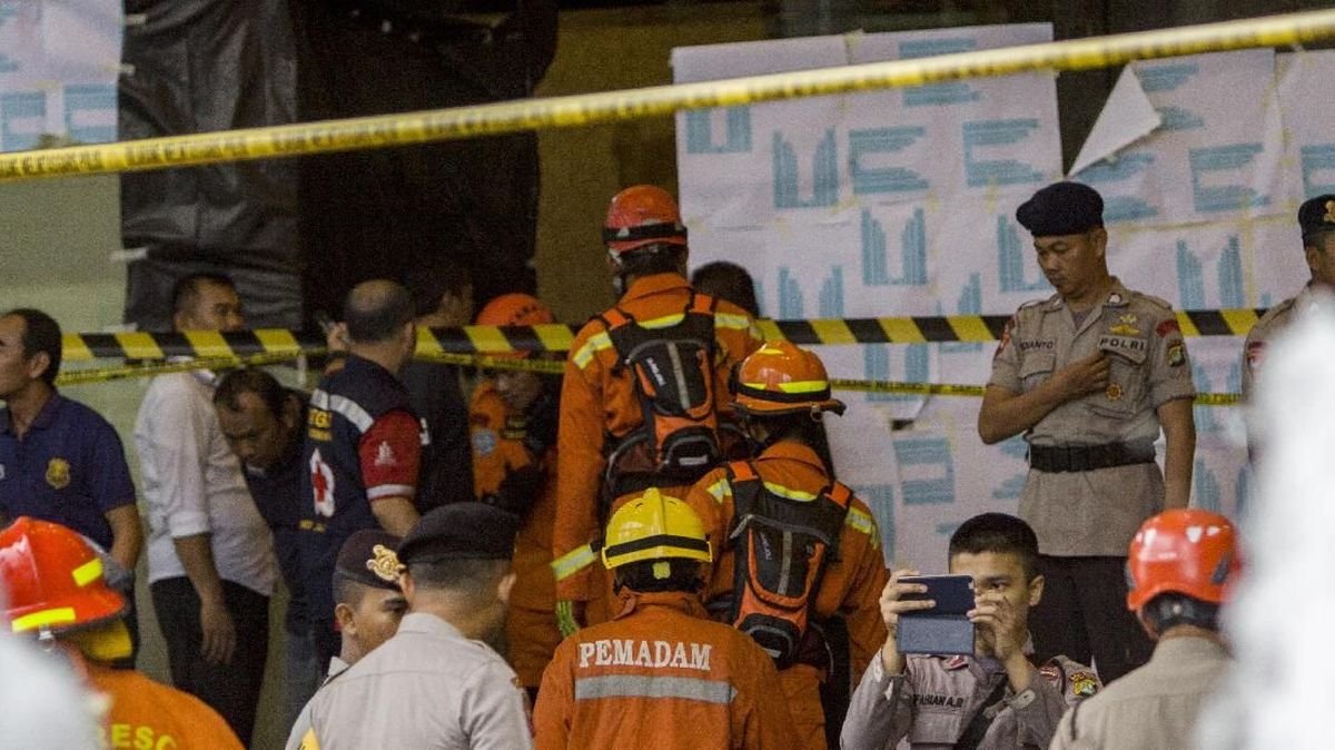 Korban Tewas Coran Tower Roboh di Bekasi Dievakuasi Usai Crane Tiba