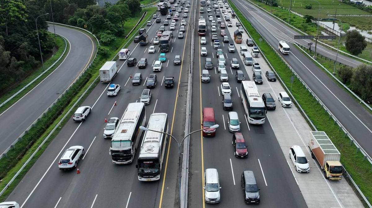 Tol Cikampek Berlakukan Contraflow Urai Macet Libur Panjang