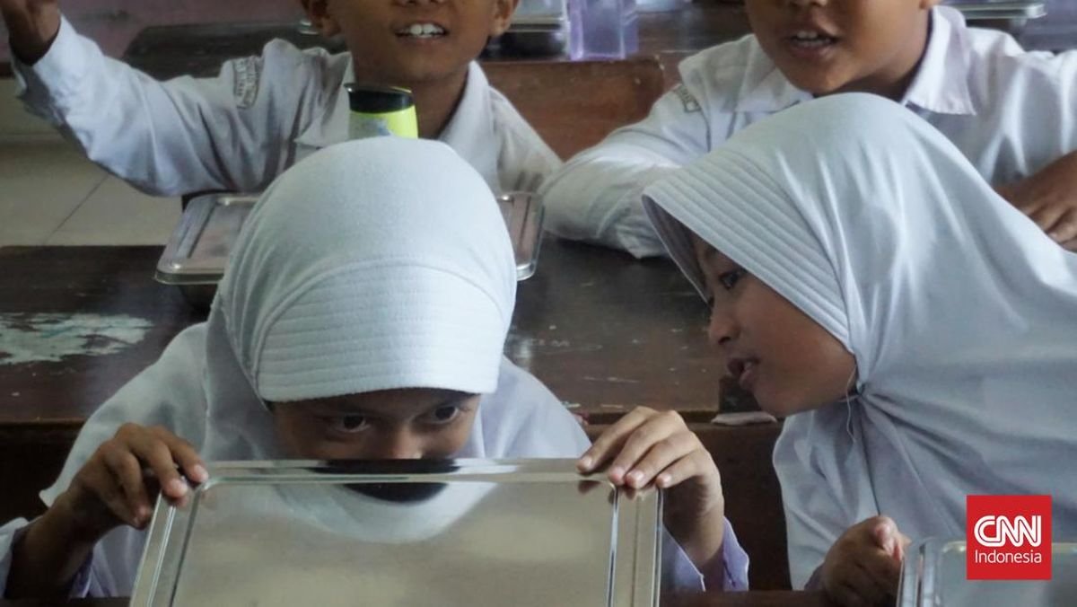 Makan Bergizi Gratis di Surabaya-Kupang: Kemasan Plastik, Minta Nugget