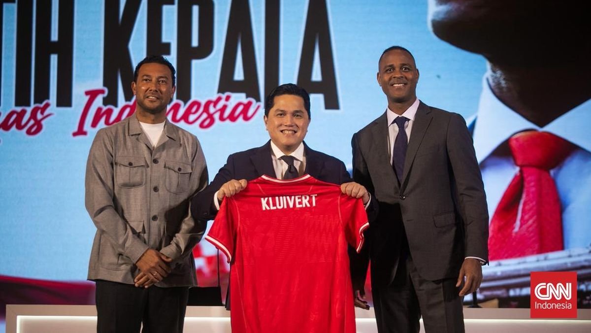 Jumpa Kluivert, Erick Thohir Perkenalkan Jersey Baru Timnas Indonesia