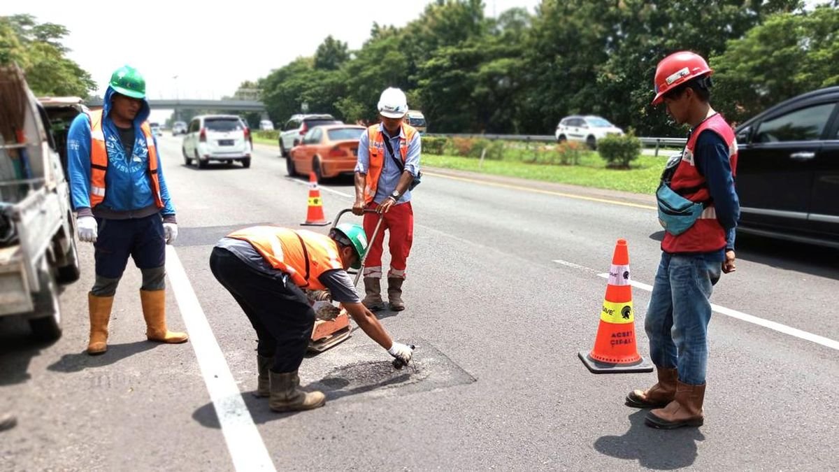 Astra Tol Cipali Tangani Lubang di Jalan, Siap Ganti Rugi Pecah Ban