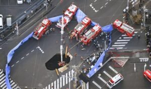 Lubang Sinkhole Selebar 10 Meter 'Telan' Sopir Truk di Jepang