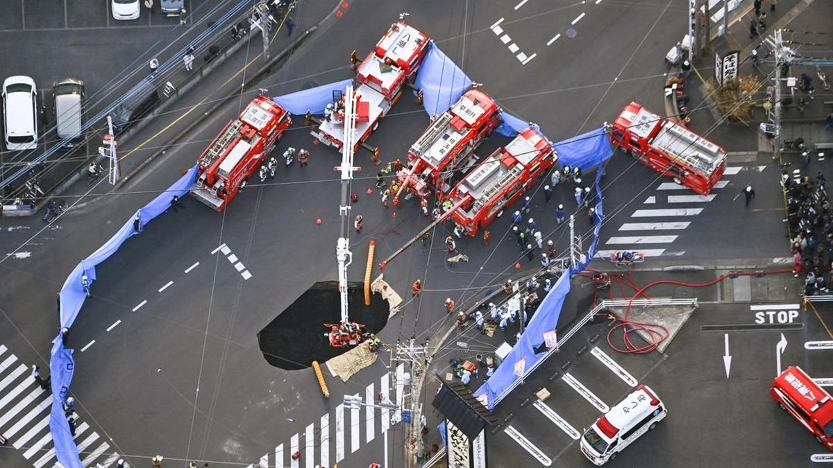 Lubang Sinkhole Selebar 10 Meter 'Telan' Sopir Truk di Jepang