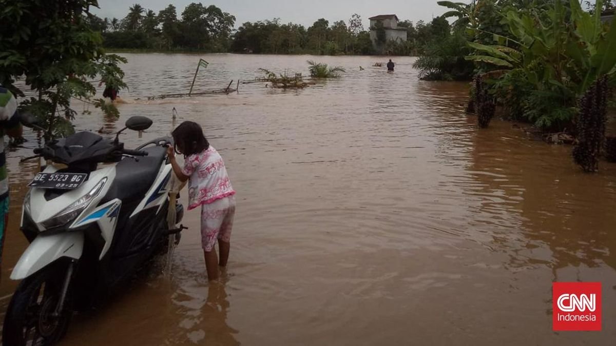 Banjir Kepung Lampung, Jalan Lintas Sumatera Lumpuh Total