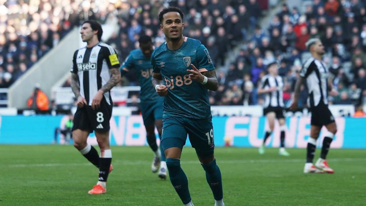 Kluivert Hattrick, Bournemouth Bantai Newcastle