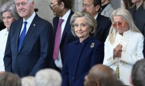 Hillary Clinton Tertawa Geli saat Pelantikan Trump, Ada Apa?