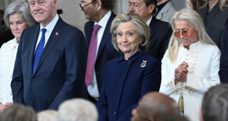 Hillary Clinton Tertawa Geli saat Pelantikan Trump, Ada Apa?