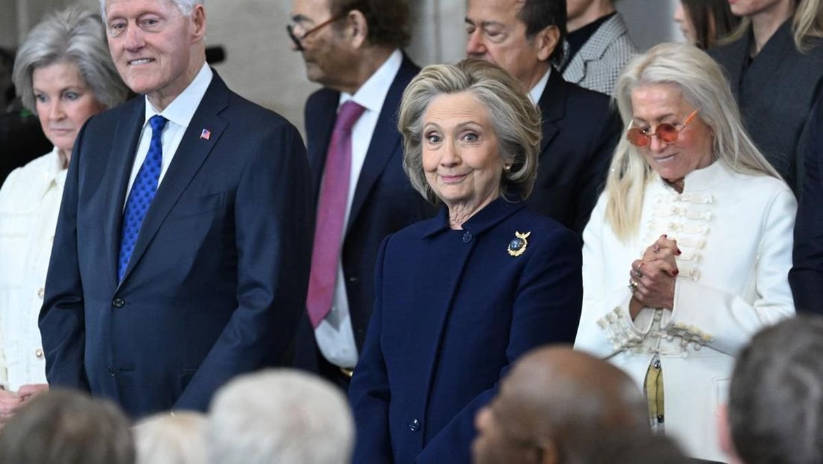 Hillary Clinton Tertawa Geli saat Pelantikan Trump, Ada Apa?